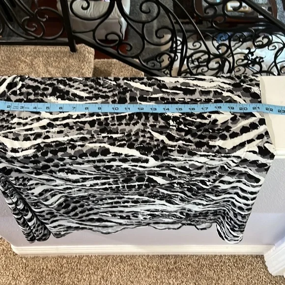 Black & White Abstract Top or Cover-Up - Picture 8 of 8